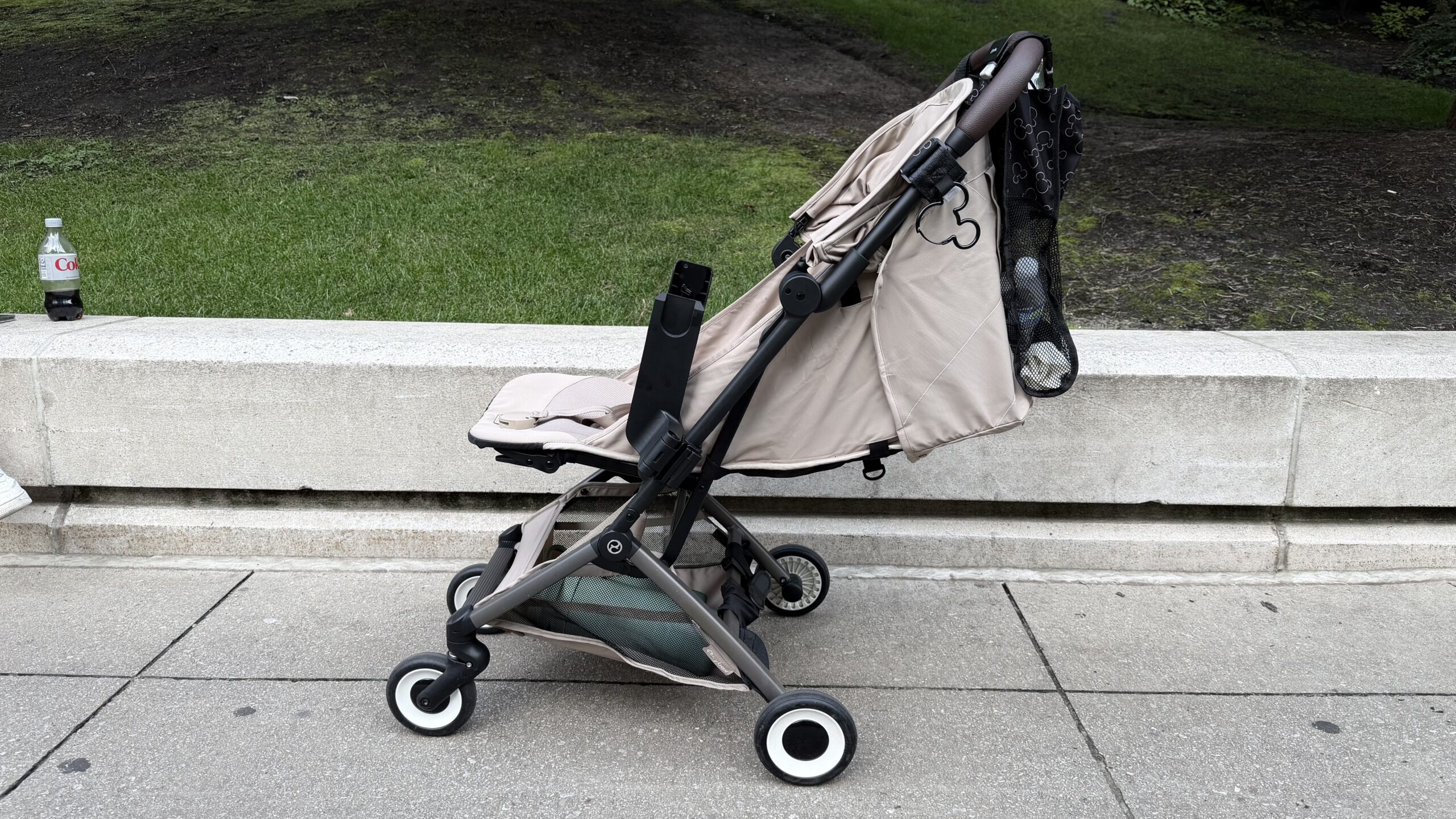 Cybex Orfeo 4 en position allongée, vue de profil
