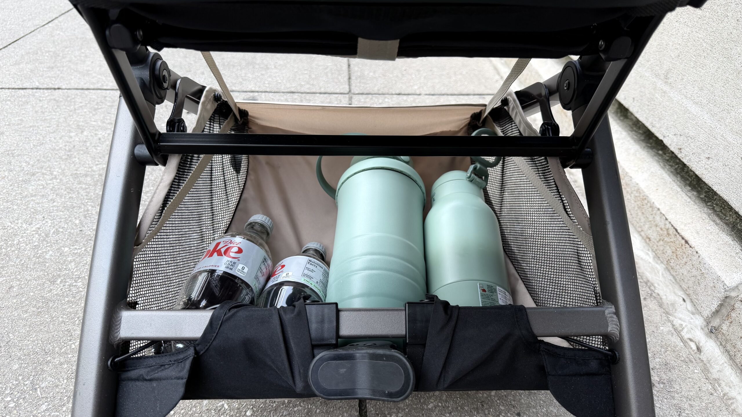 Panier de la Cybex Orfeo 4 contenant une glacière, des bouteilles et des accessoires