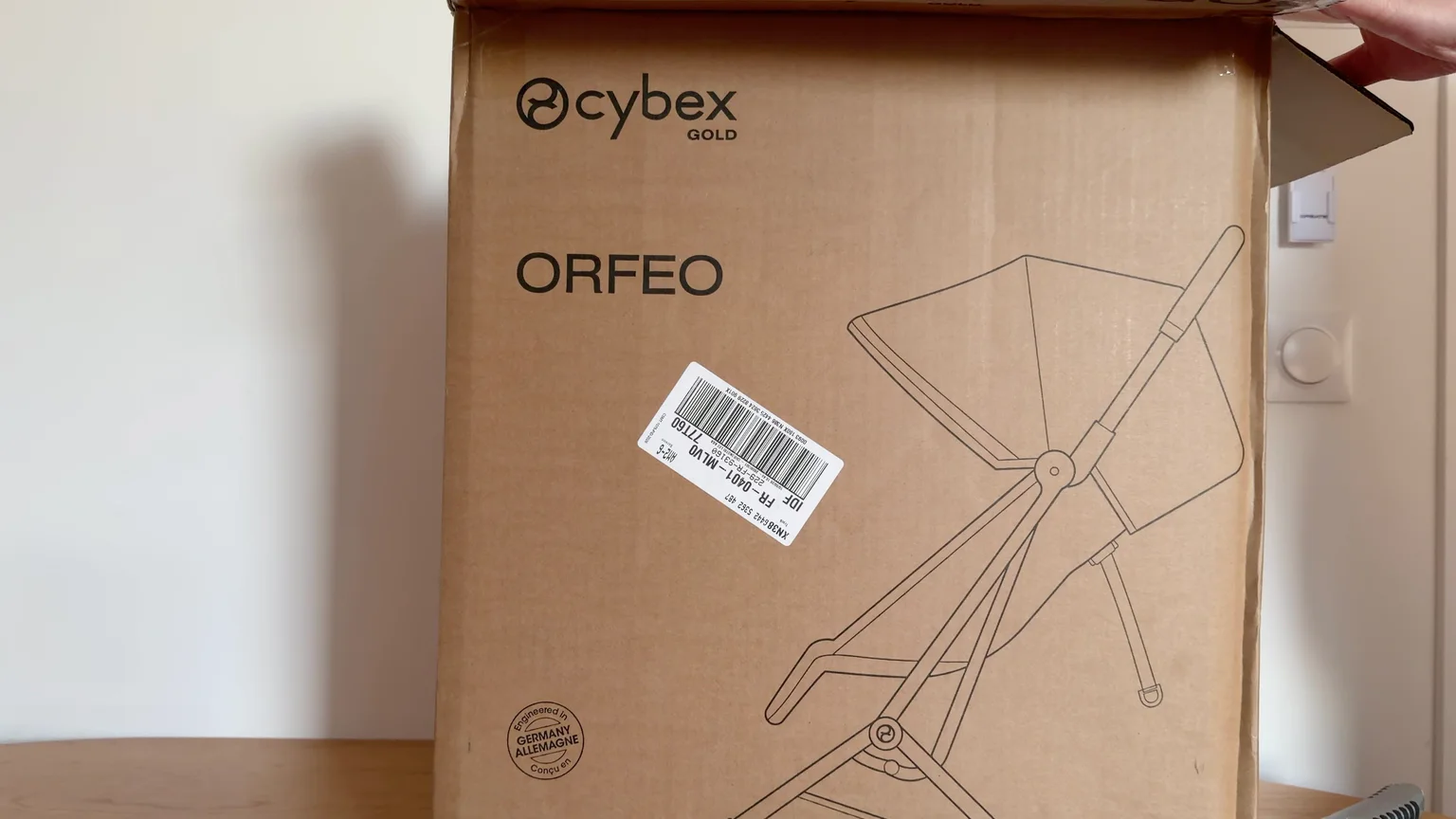 Carton compact de la Cybex Orfeo 4 à son ouverture
