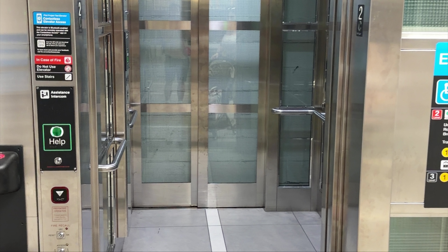 Ascenseur accessible dans une station de Toronto