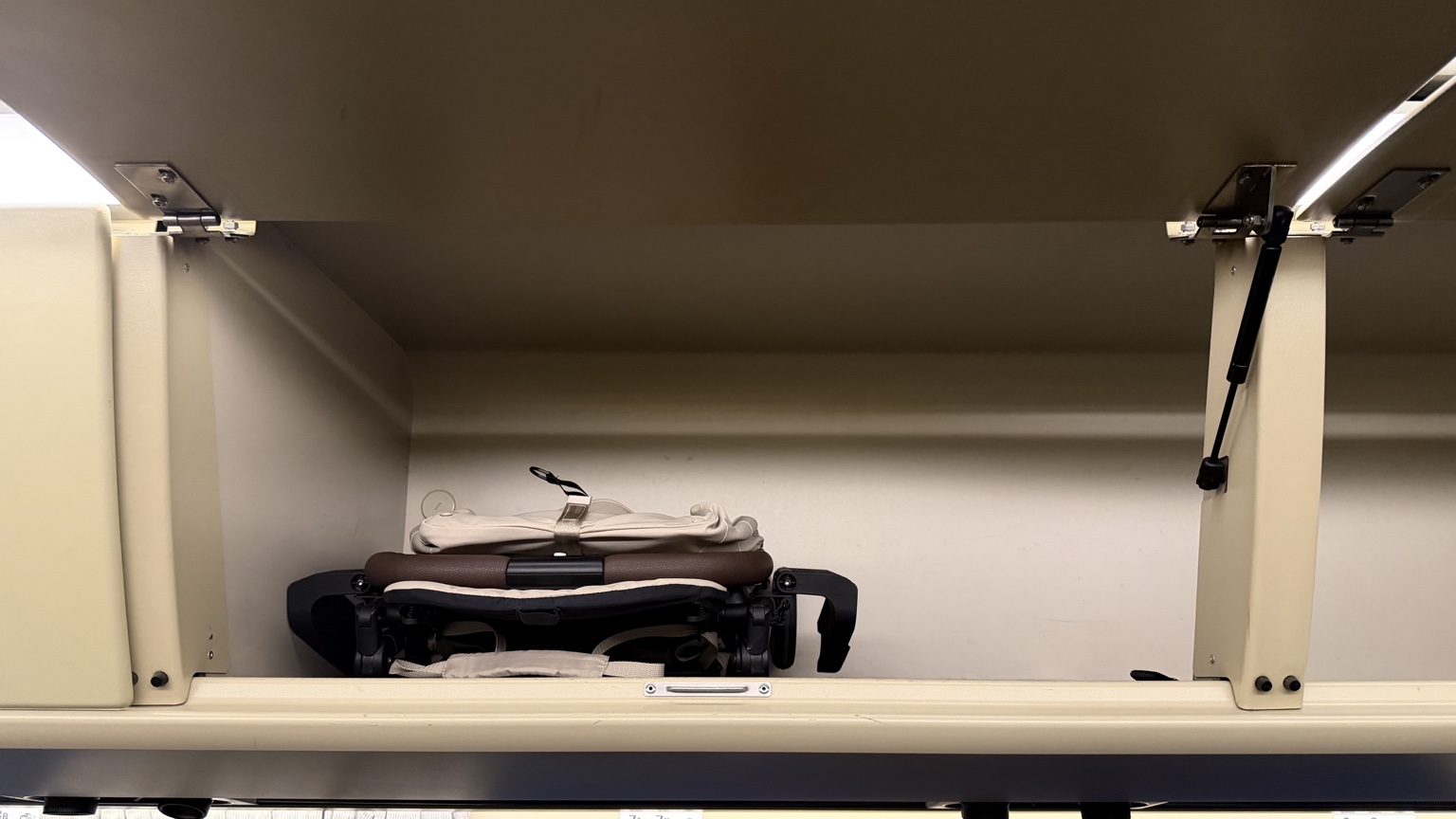 Cybex Orfeo 4 pliée dans un coffre à bagages du train VIA Rail