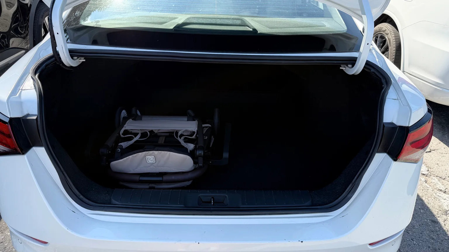 Cybex Orfeo 4 pliée dans le coffre d’une voiture