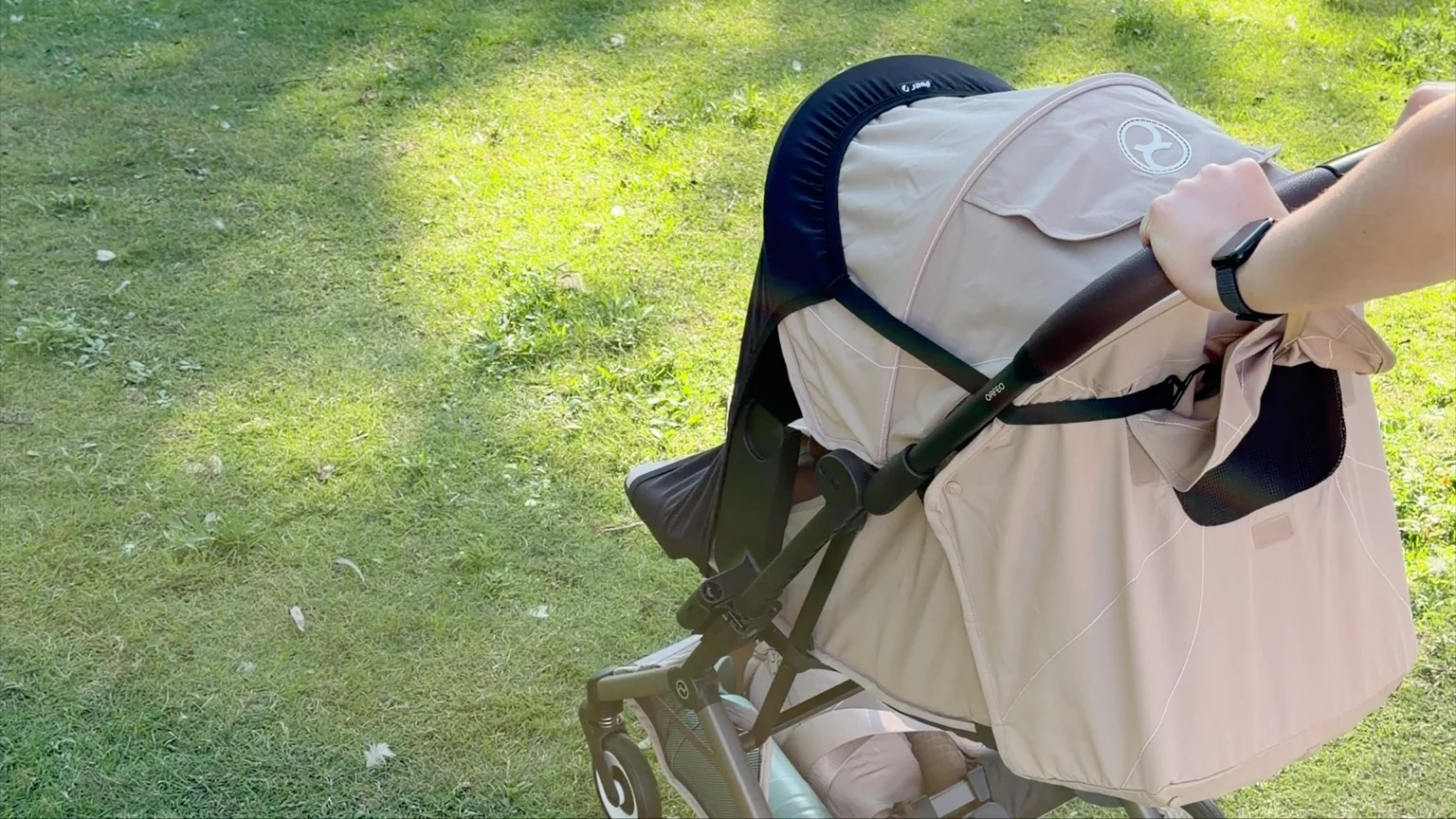 Cybex Orfeo 4 utilisée sur une pelouse