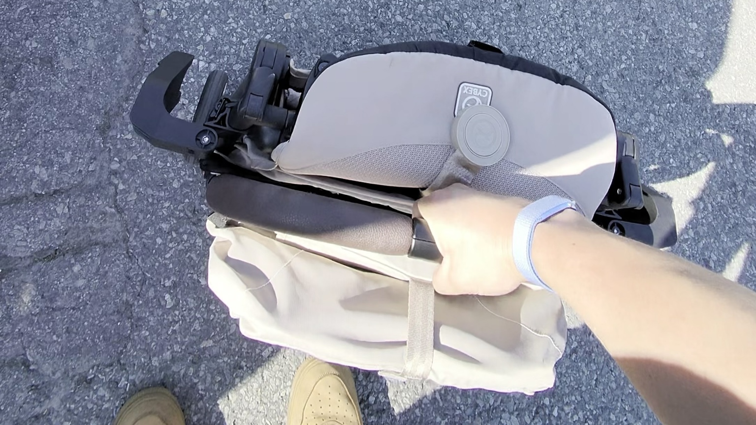 Cybex Orfeo 4 pliée et manipulée avec une seule main