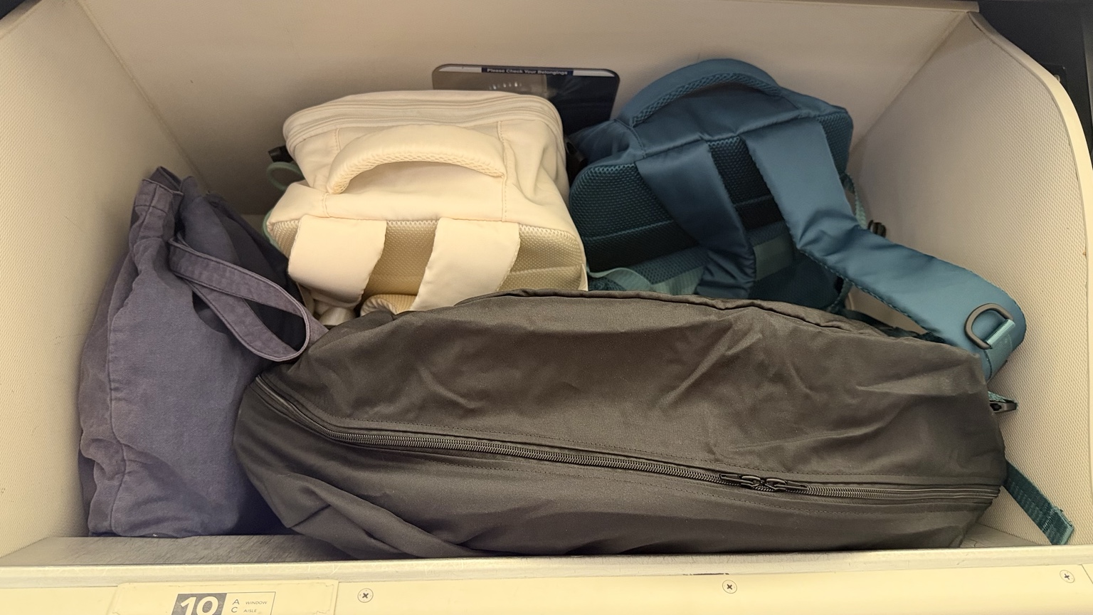 Cybex Orfeo 4 pliée dans le coffre cabine d’un avion Air France