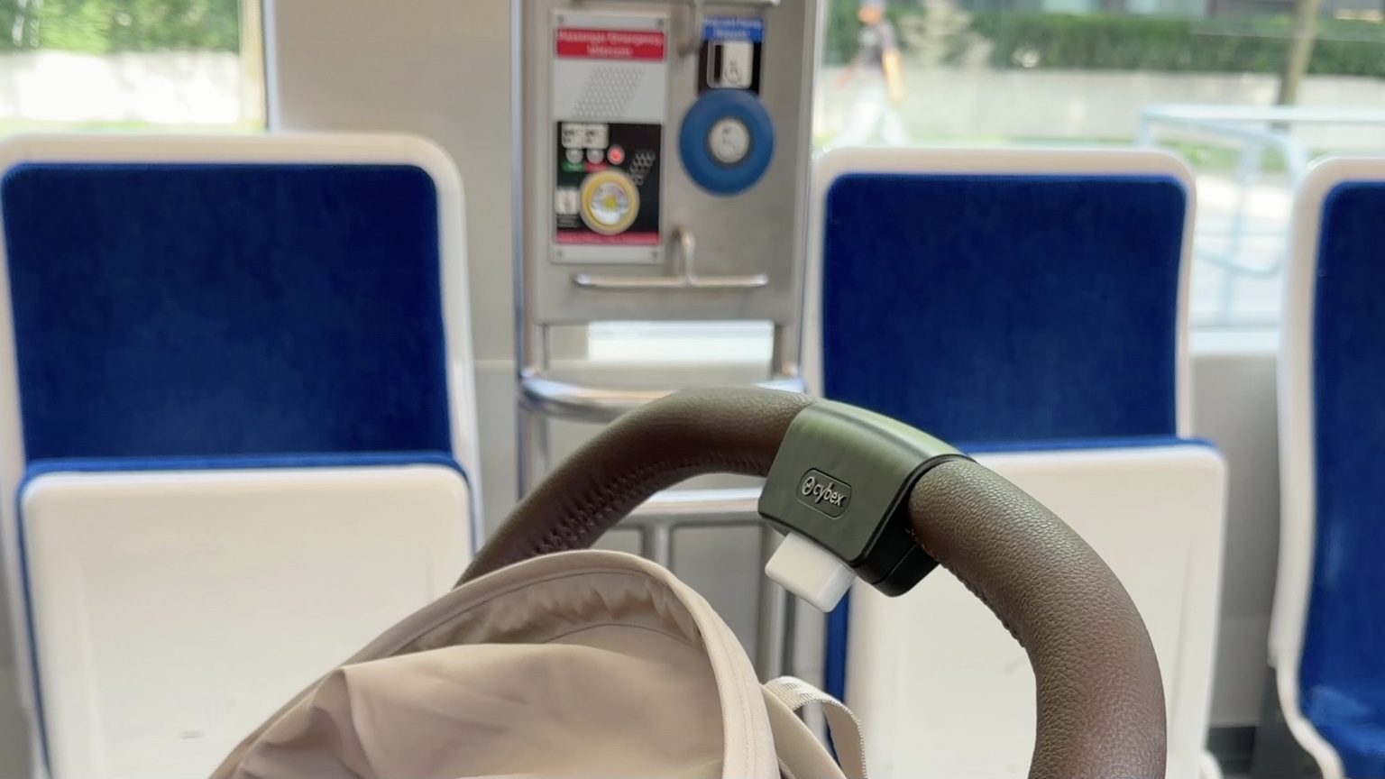 Cybex Orfeo 4 à bord du métro de Toronto