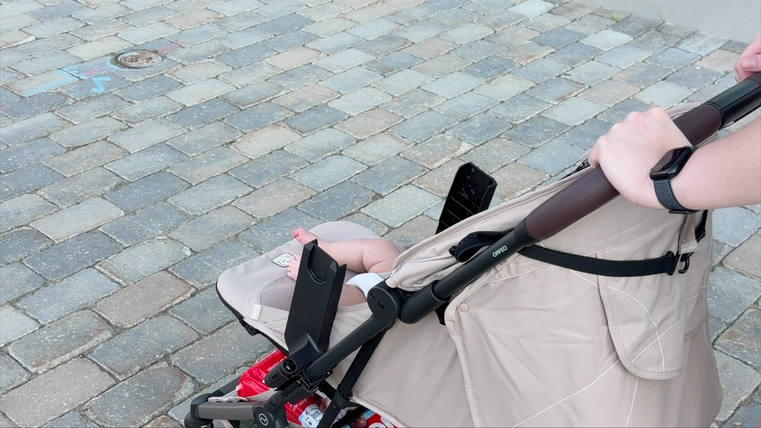 Cybex Orfeo 4 poussée sur des pavés pendant le séjour à Toronto