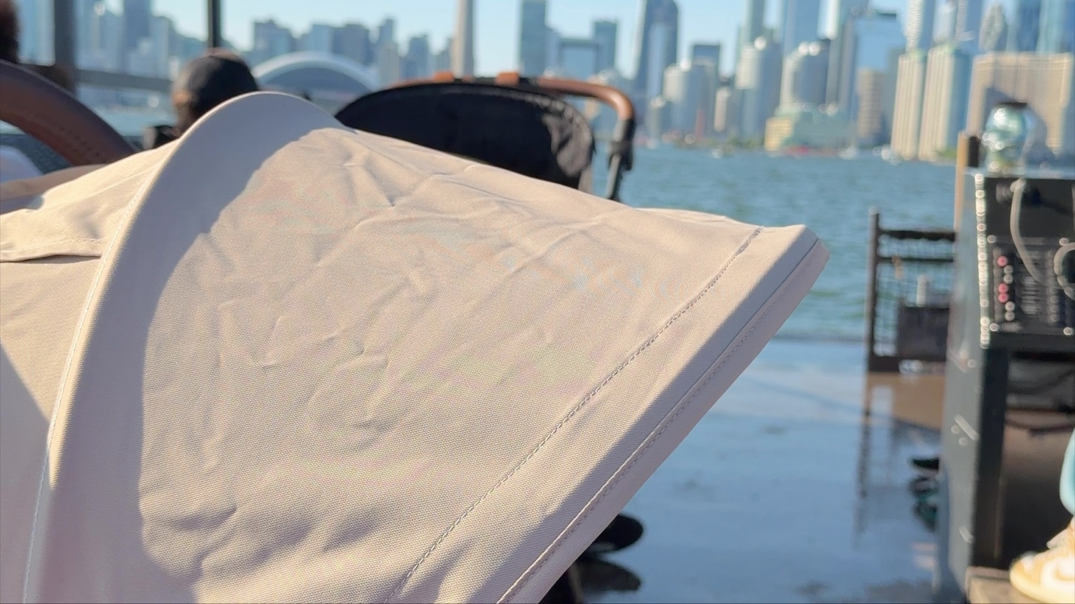 Cybex Orfeo 4 à bord d’un taxiboat avec la skyline de Toronto en arrière-plan