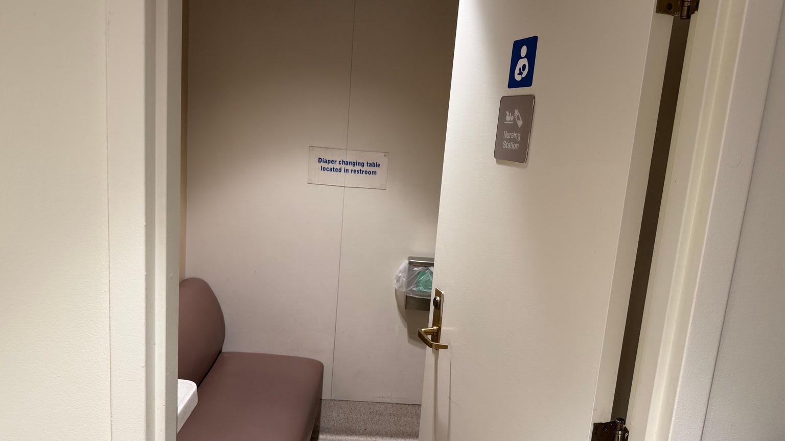 Entrée et intérieur de la nursing room du Field Museum.