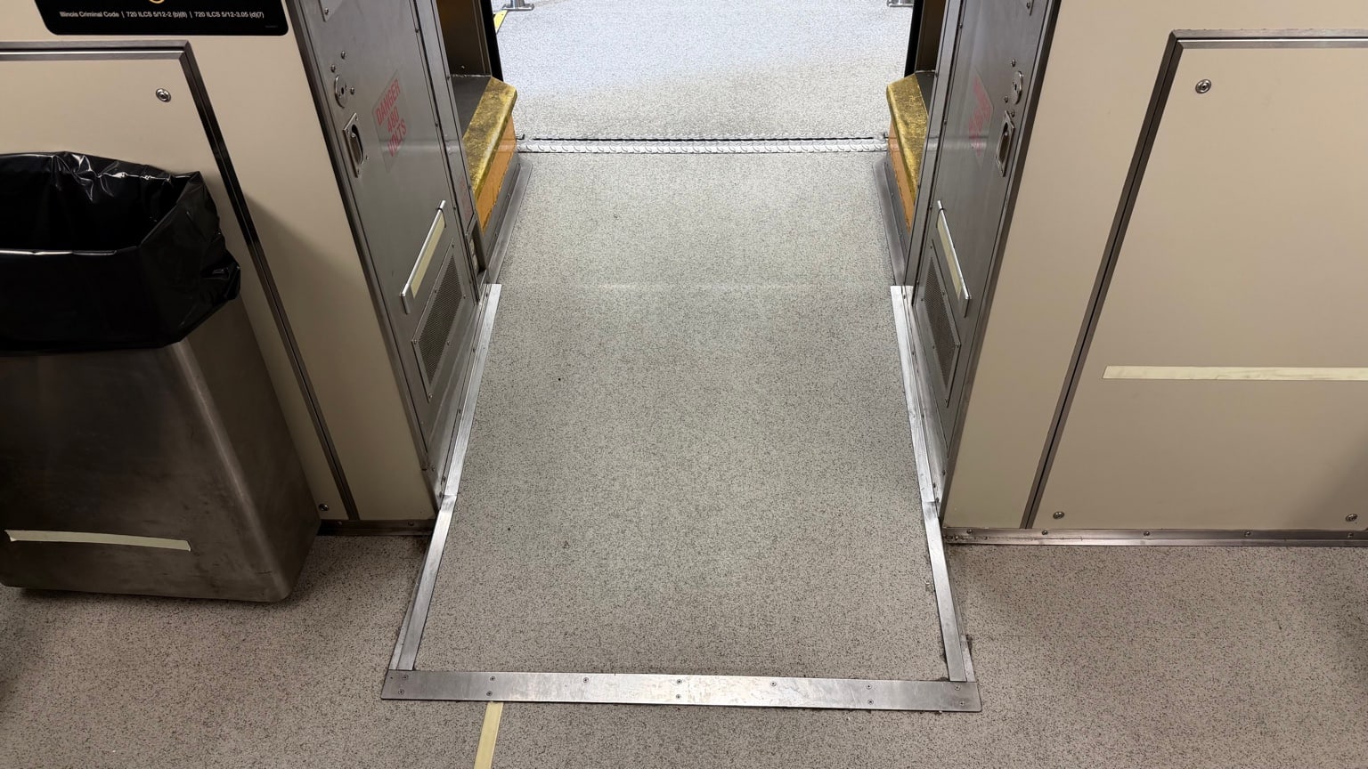 Rampe métallique à bord du train Metra.