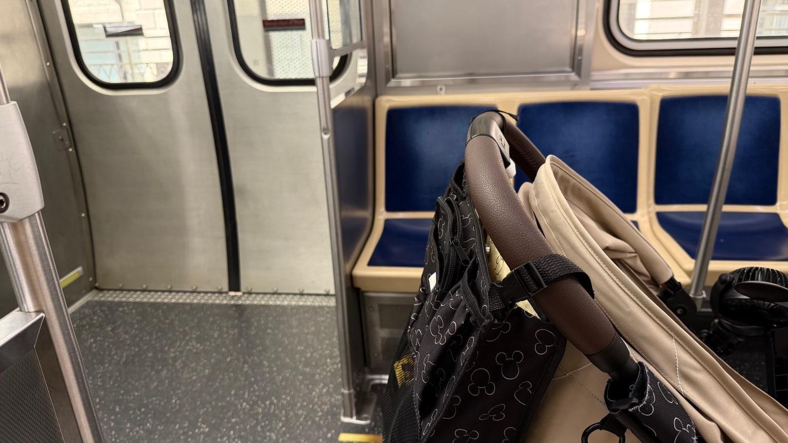 Poussette installée près des sièges dans une rame du métro de Chicago.