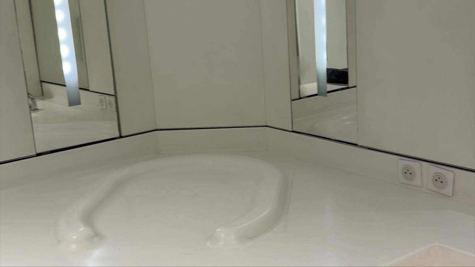 Table de change moulée dans les toilettes famille utilisées à Paris-CDG