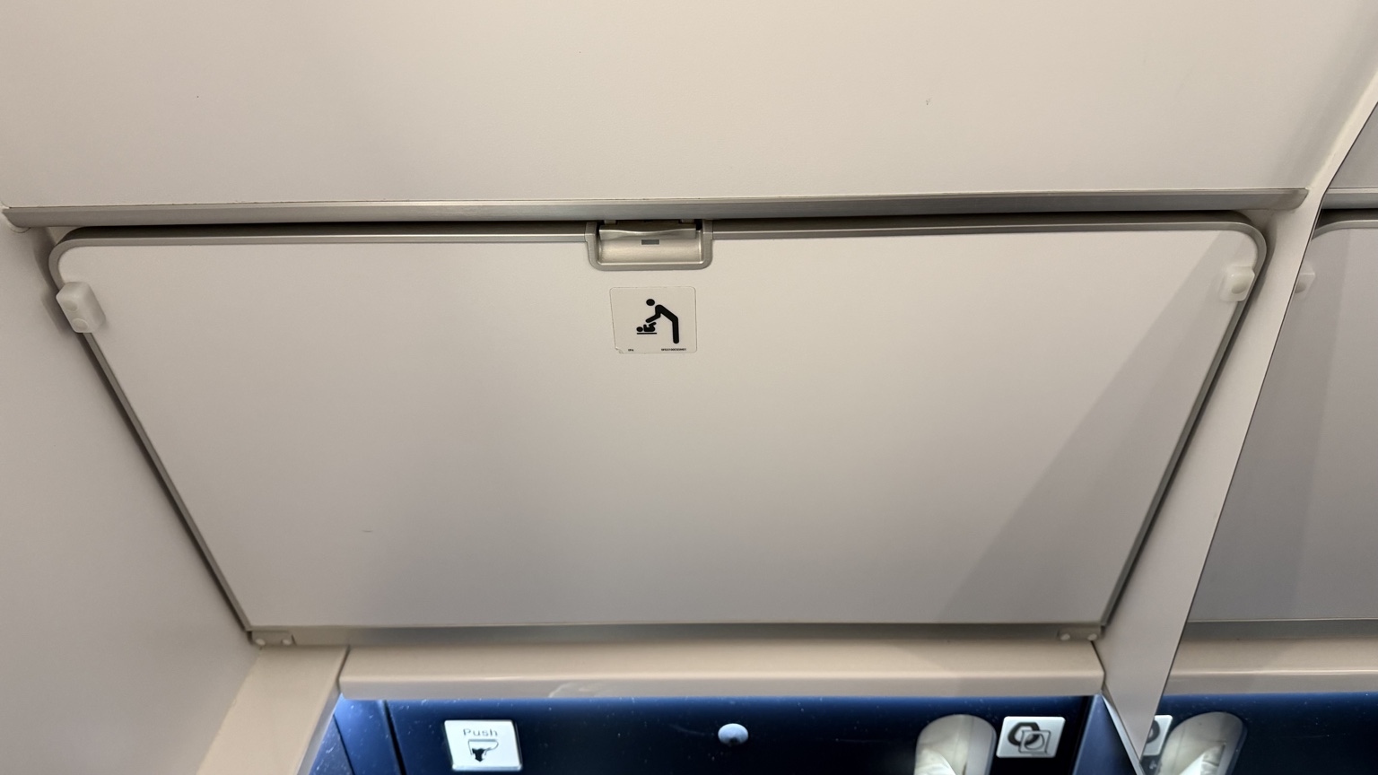 Table à langer des toilettes de l’avion en position fermée