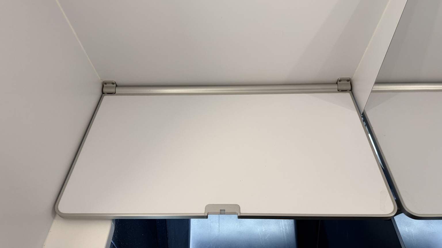 Table à langer des toilettes de l’avion dépliée horizontalement